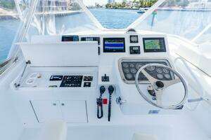 2005 Hatteras 50 Convertible thumbnail 32