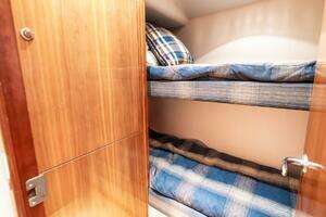 2005 Hatteras 50 Convertible thumbnail 28