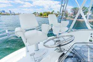 2005 Hatteras 50 Convertible thumbnail 30