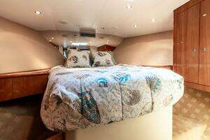 2005 Hatteras 50 Convertible thumbnail 19