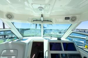 2018 Boston Whaler 315 Conquest thumbnail 24