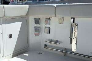 2018 Boston Whaler 315 Conquest thumbnail 14
