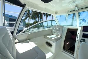 2018 Boston Whaler 315 Conquest thumbnail 21