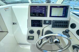 2018 Boston Whaler 315 Conquest thumbnail 23