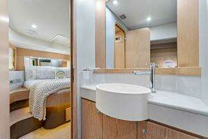 2013 Ferretti Yachts 620 thumbnail 34