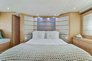 2013 Ferretti Yachts 620 thumbnail 22