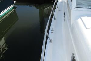 34' Mainship starboard side deck1