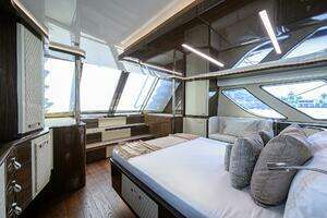 2023 Lazzara Yachts LSX 67 thumbnail 24