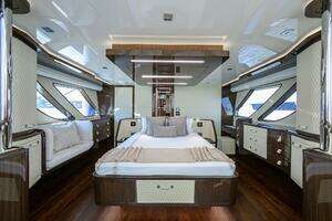 2023 Lazzara Yachts LSX 67 thumbnail 25