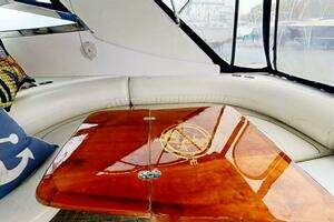 1998 Cruisers Yachts 4270 thumbnail 9