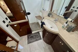 Princess 67 Flybridge Hoker-Guest Head