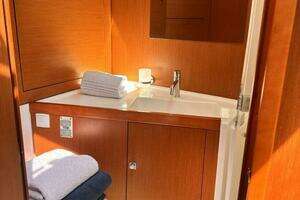 2016 Beneteau Oceanis 45 thumbnail 47