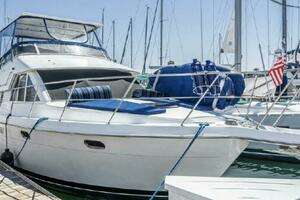 1999 Carver 370 thumbnail 1