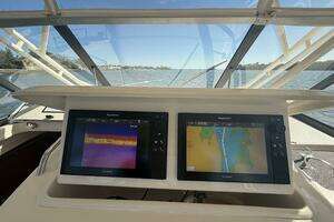 2016 Grady-White 330 Express thumbnail 9
