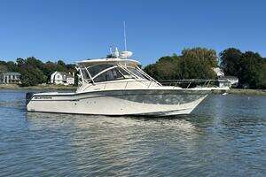 2016 Grady-White 330 Express thumbnail 3