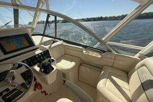 2016 Grady-White 330 Express thumbnail 10