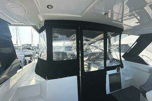 2017 Cruisers Yachts 390 Express Coupe thumbnail 44