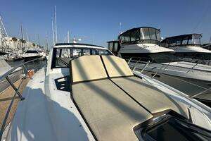 2017 Cruisers Yachts 390 Express Coupe thumbnail 13