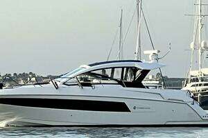 2017 Cruisers Yachts 390 Express Coupe thumbnail 1