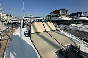 2017 Cruisers Yachts 390 Express Coupe thumbnail 14