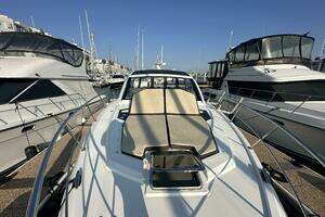 2017 Cruisers Yachts 390 Express Coupe thumbnail 9