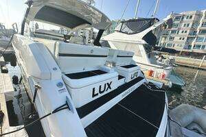 2017 Cruisers Yachts 390 Express Coupe thumbnail 3