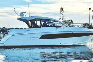 2017 Cruisers Yachts 390 Express Coupe thumbnail 2