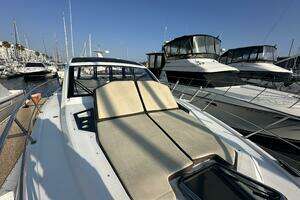 2017 Cruisers Yachts 390 Express Coupe thumbnail 12