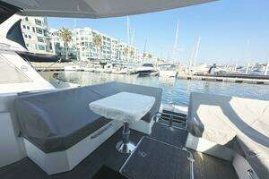 2017 Cruisers Yachts 390 Express Coupe thumbnail 17