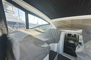 2017 Cruisers Yachts 390 Express Coupe thumbnail 21
