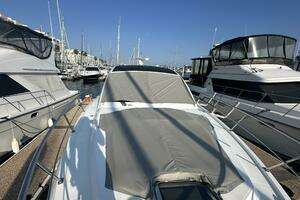 2017 Cruisers Yachts 390 Express Coupe thumbnail 6