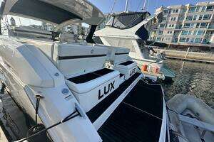 2017 Cruisers Yachts 390 Express Coupe thumbnail 4