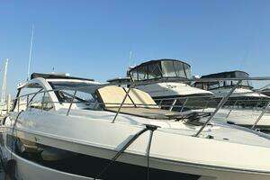2017 Cruisers Yachts 390 Express Coupe thumbnail 5
