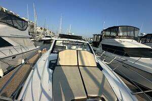 2017 Cruisers Yachts 390 Express Coupe thumbnail 15