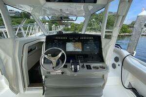 2017 Boston Whaler Outrage thumbnail 9