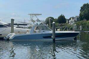 2017 Boston Whaler Outrage thumbnail 1
