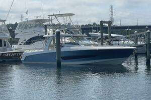 2017 Boston Whaler Outrage thumbnail 3