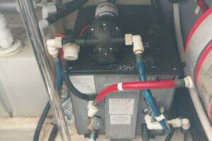 2011 Monterey 340 Sport Yacht thumbnail 26