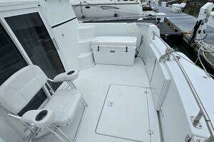 2002 Carver 444 Cockpit Motor Yacht thumbnail 11