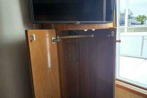 2002 Carver 444 Cockpit Motor Yacht thumbnail 43