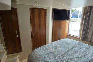 2002 Carver 444 Cockpit Motor Yacht thumbnail 34
