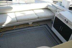 1993 Sea Ray 440 Sundancer thumbnail 11