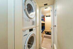 2023 Ferretti Yachts 670 thumbnail 31