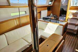 2016 Jeanneau 379 thumbnail 6