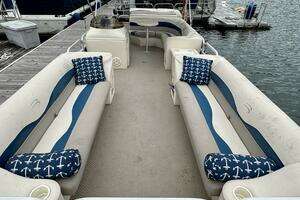 2002 Bennington 257L Pontoon Boat thumbnail 5