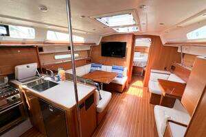 2019 Catalina 425 thumbnail 41