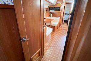 2019 Catalina 425 thumbnail 19