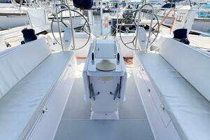 2019 Catalina 425 thumbnail 9