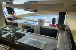 2014 Azimut Flybridge thumbnail 41