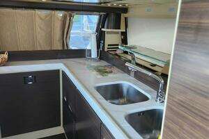 2014 Azimut Flybridge thumbnail 48